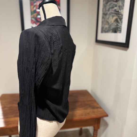 ASTR the Label Textured Ruched Button Up in Black - Size M - Picture 2 of 2